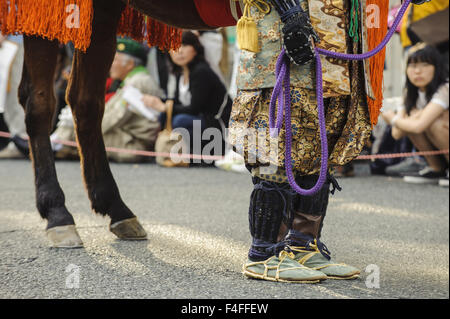 Nagoya, Aichi, Giappone. Xvii oct, 2015. Un uomo vestito con una tradizionale giapponese del guerriero di shogun abbigliamento conduce un cavallo in una sfilata presso il Festival di Nagoya in Nagoya, Giappone. © Ben Weller/ZUMA filo/Alamy Live News Foto Stock