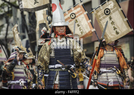 Nagoya, Aichi, Giappone. Xvii oct, 2015. Uomini vestiti in giapponese tradizionale abbigliamento guerriero marzo in una sfilata presso il Festival di Nagoya in Nagoya, Giappone. © Ben Weller/ZUMA filo/Alamy Live News Foto Stock