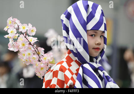 Nagoya, Aichi, Giappone. Xvii oct, 2015. Una bambina vestito in abiti tradizionali passeggiate in una sfilata presso il Festival di Nagoya in Nagoya, Giappone. © Ben Weller/ZUMA filo/Alamy Live News Foto Stock