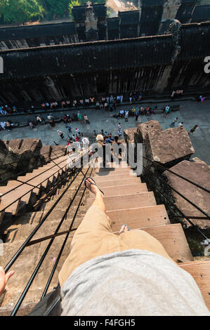 Persona scendendo le scale Foto Stock