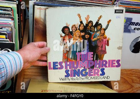 Registrazione LP degli anni settanta il gruppo musicale Il Les Humphries cantanti in una seconda mano store. Foto Stock