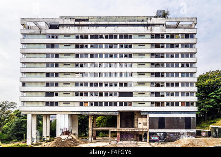 Abbandonata, abbandonata highrise appartamento torre residenziale edificio a blocco MDU Foto Stock