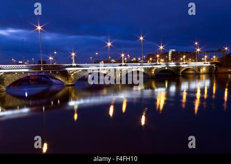 Queens Bridge, Belfast, Irlanda del Nord, Regno Unito, prese nel blu ora su una lunga esposizione catturare i riflessi di luce. Foto Stock