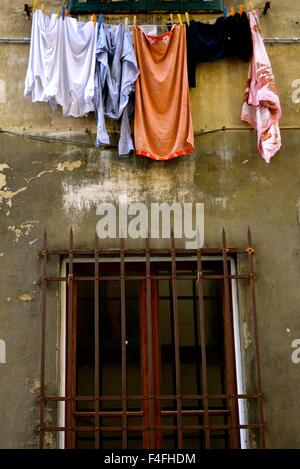 Biancheria stesa ad asciugare da una finestra in Oltrarno, Firenze, Italia Foto Stock