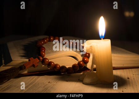 Tema Religioso candela con incenso e libro sacro Foto Stock