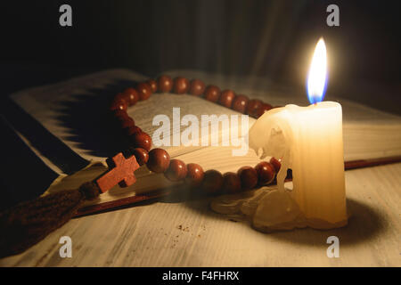 Tema Religioso candela con incenso e libro sacro Foto Stock