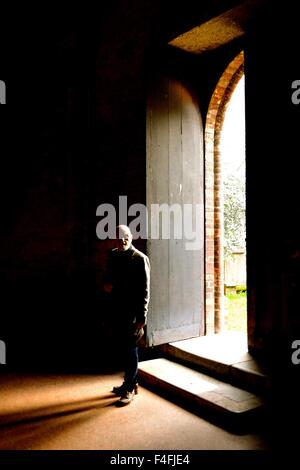 Uomo in piedi in una porta di una delle sette chiese, Bologna, Italia Foto Stock