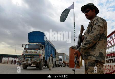 Di Kandahar. Xvii oct, 2015. Un poliziotto sta di guardia ad un checkpoint nei pressi del confine Afghan-Pakistan Spin Boldak il quartiere meridionale di Kandahar provincia di Afghanistan, Ottobre 17, 2015. Il governo dell'Afghanistan ha lamentato delle misure di sicurezza in tutto il paese dopo militanti talebani' coinvolgimenti per catturare le grandi città in Afghanistan. © Snaullah/Xinhua/Alamy Live News Foto Stock