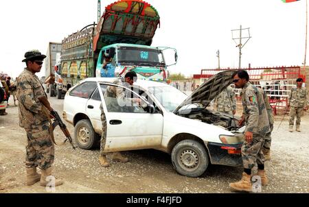 Di Kandahar. Xvii oct, 2015. Poliziotti di controllare un veicolo a un checkpoint vicino al confine Afghan-Pakistan Spin Boldak il quartiere meridionale di Kandahar provincia di Afghanistan, Ottobre 17, 2015. Il governo dell'Afghanistan ha lamentato delle misure di sicurezza in tutto il paese dopo militanti talebani' coinvolgimenti per catturare le grandi città in Afghanistan. © Snaullah/Xinhua/Alamy Live News Foto Stock