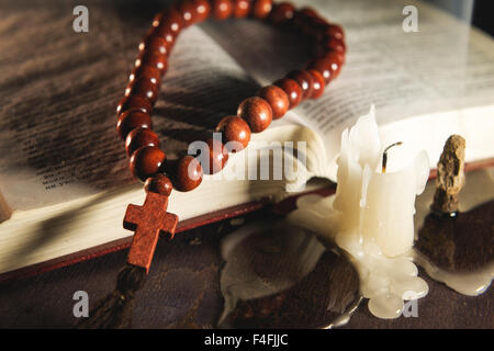 Tema Religioso libro sacro con una croce Foto Stock