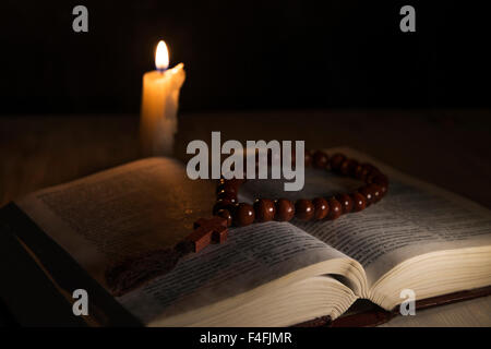 Tema Religioso libro sacro con una croce Foto Stock