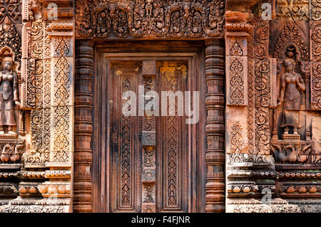 Bella pietra cieca porta a Banteay Srei Foto Stock