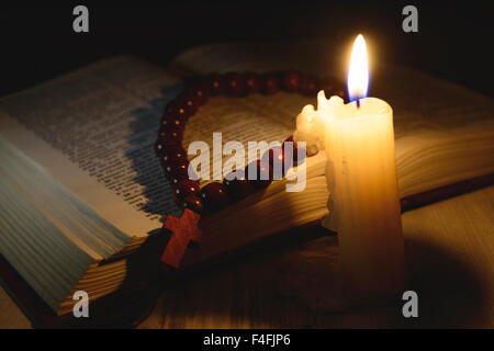 Tema Religioso libro sacro con una croce Foto Stock