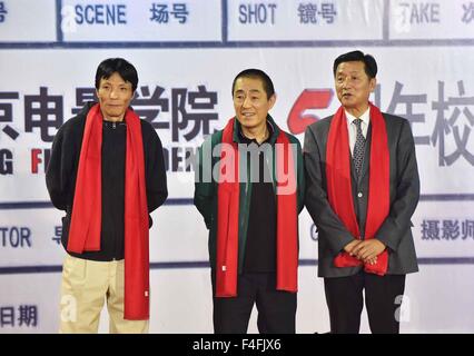 Pechino, Cina. Xvii oct, 2015. Regista cinese Zhang Yimou (C) assiste una celebrazione in Beijing Film Academy di Pechino, Cina, Ottobre 17, 2015. Beijing Film Academy di sabato si è tenuta una celebrazione per contrassegnare il sessantacinquesimo anniversario della fondazione dell'Accademia. © Li Wen/Xinhua/Alamy Live News Foto Stock