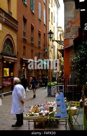 Street nella zona del mercato di Bologna, Italia Foto Stock