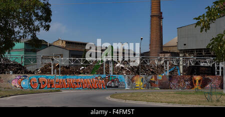 Graffiti sul recinto fonderia. Cantiere di scarto. Congratulazioni per il giorno del metallurgista. Ferriere Foto Stock