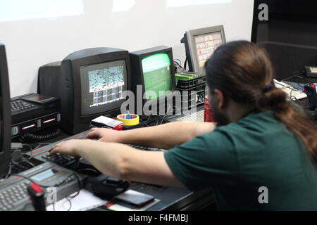 Gdansk, Polonia 17th, Ott. 2015 computer retrò mostrano in Gdansk denominato RETROKOMP/errore di carico 2015. Decine di espositori mostrano il loro Atari, ZX Spectrum, Amiga Schneider, SEGA e polacco ELWRO su uno dei più grandi vecchi ottavo e sedicesimo bit computer mostra in Polonia. Nella foto: ZX Spectrum computer Credito: Michal Fludra/Alamy Live News Foto Stock