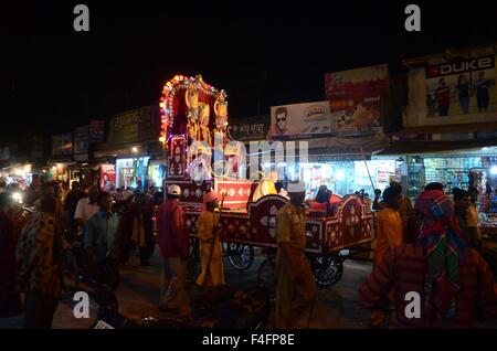 Di Allahabad, Prabhat kumar verma, India. Xvii oct, 2015. Le persone prendono parte a una processione religiosa come parte di Ramleela durante il festival di Dussehra in Allahabad. © Prabhat Kumar Verma/ZUMA filo/Alamy Live News Foto Stock