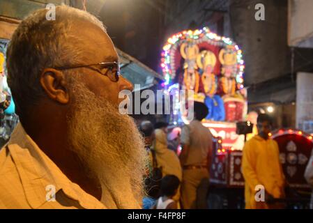 Di Allahabad, Prabhat kumar verma, India. Xvii oct, 2015. Un musulmano prendere parte a una processione religiosa come parte di Ramleela durante il festival di Dussehra in Allahabad. © Prabhat Kumar Verma/ZUMA filo/Alamy Live News Foto Stock