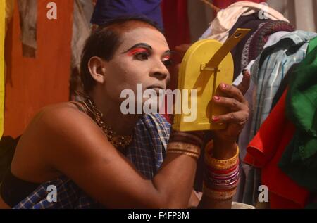 Di Allahabad, Prabhat kumar verma, India. Xvii oct, 2015. Un artista maschio essendo preparare come Dea Parwati per eseguire Ramleela durante il festival di Dussehra in Allahabad. © Prabhat Kumar Verma/ZUMA filo/Alamy Live News Foto Stock