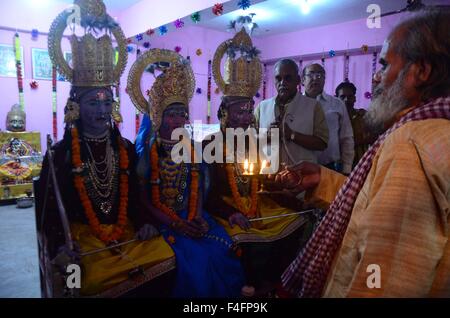 Di Allahabad, Prabhat kumar verma, India. Xvii oct, 2015. Un devoto offrono la preghiera per artista vestito come dio Ram, Laxman e Seeta durante il festival di Dussehra in Allahabad. © Prabhat Kumar Verma/ZUMA filo/Alamy Live News Foto Stock