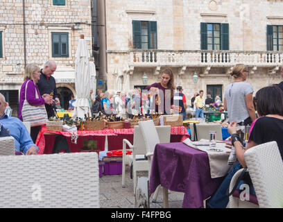 Piazza Gundulic nel centro della città vecchia di Dubrovnik Croazia, un mercato giornaliero con prodotti locali, fornitore di acquavite di frutta Foto Stock