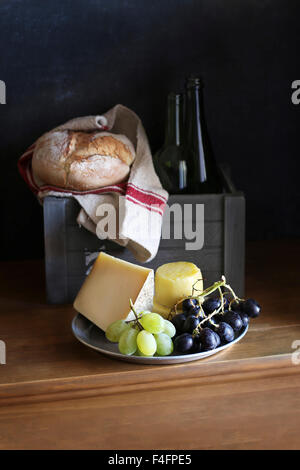 Ancora vita con formaggio,l'uva e pane Foto Stock