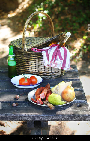 Picnic nel parco con chorizo, formaggio, frutta e vino Foto Stock