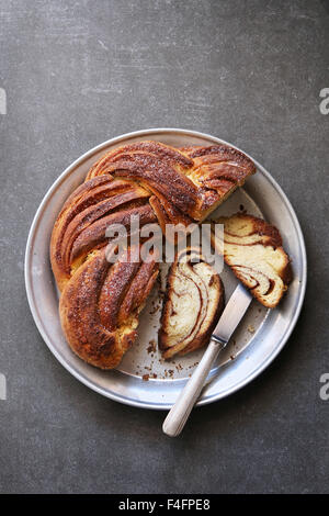 Pane appena sfornato cannella pane dolce corona Foto Stock