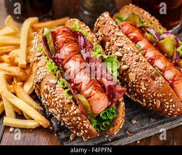 Barbecue grigliate di hot dog con patatine fritte Foto Stock