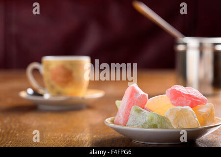 Turkish Delight e il caffè turco sul tavolo di legno Foto Stock