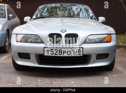 San Pietroburgo, Russia - 17 Ottobre 2015: grigio argento BMW Z3 supporti auto parcheggiate sul ciglio della strada, vista frontale Foto Stock
