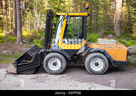 Imatra, Finlandia - 11 Giugno 2015: Giallo carrello Valmet H480 con benna generale sorge su un area di registrazione Foto Stock