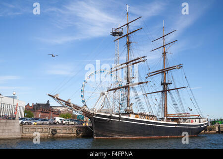 Helsinki, Finlandia - 12 Giugno 2015: il brigantino "Gerda' si trova ormeggiata nel porto di Helsinki , in legno antico veliero Foto Stock