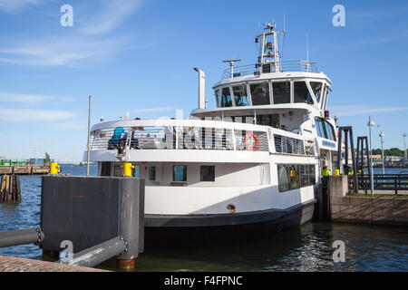 Helsinki, Finlandia - 12 Giugno 2015: traghetto passeggeri Sveaborg Suomenlinna con molti turisti a bordo Foto Stock