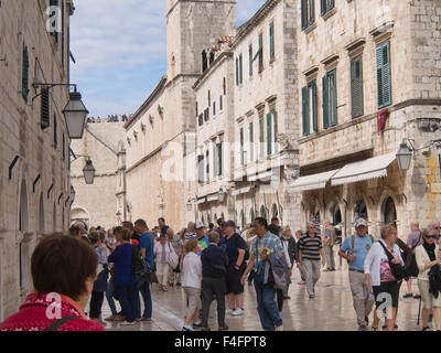 Stradun (Placa ) Main Street nella città vecchia di Dubrovnik Croazia un sito Patrimonio Mondiale dell'Unesco, affollato di turisti Foto Stock