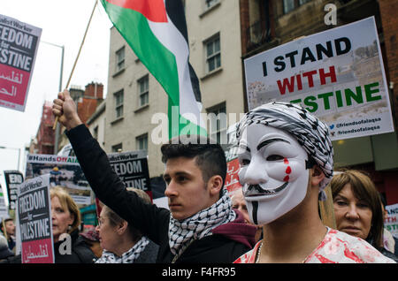 Circa 2.500 persone si radunano fuori Londra ambasciata israeliana, in segno di protesta contro il trattamento dei palestinesi e degli israeliani. Foto Stock