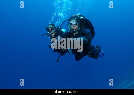 Coppia giovane divers nuoto nella colonna d'acqua, l'Oceano Indiano, Maldive Foto Stock