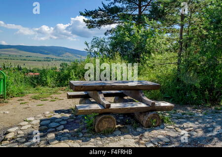 Tavolo in legno e panca da eco trail prevale la città di Mali Foto Stock