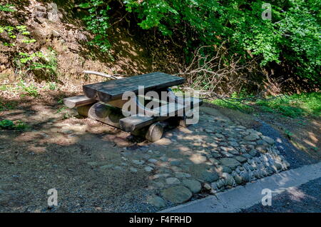 Tavolo in legno e panca da eco trail prevale la città di Mali Foto Stock