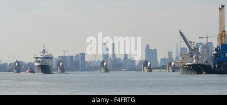 Navi sul riiver Thames, London, con la Thames Barrier in background Foto Stock