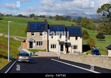 Nuovo conveniente alloggiamento interno con pannelli solari sul tetto. Abete del luogo, Kendal Cumbria, England, Regno Unito, Europa. Foto Stock