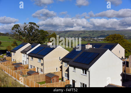 Nuovo conveniente alloggiamento interno con pannelli solari sul tetto. Abete del luogo, Kendal Cumbria, England, Regno Unito, Europa. Foto Stock