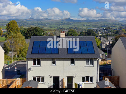 Nuovo conveniente alloggiamento interno con pannelli solari sul tetto. Abete del luogo, Kendal Cumbria, England, Regno Unito, Europa. Foto Stock