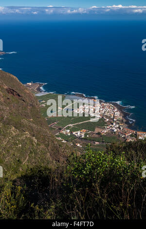 Guardando verso il villaggio di La Caleta sulla costa nord di Tenerife dal mirador a El Tanque, Isole Canarie, Spagna. Foto Stock