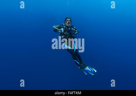 Oceano Indiano, Maldive. 26 Sep, 2015. Giovane donna di nuoto subacqueo nella colonna d'acqua, l'Oceano Indiano, Maldive © Andrey Nekrasov/ZUMA filo/ZUMAPRESS.com/Alamy Live News Foto Stock