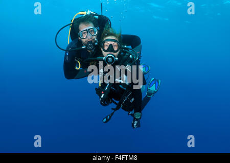 Oceano Indiano, Maldive. 26 Sep, 2015. Coppia giovane divers nuoto nella colonna d'acqua, l'Oceano Indiano, Maldive © Andrey Nekrasov/ZUMA filo/ZUMAPRESS.com/Alamy Live News Foto Stock