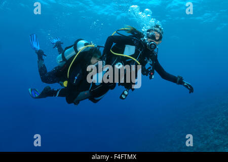 Oceano Indiano, Maldive. 26 Sep, 2015. Coppia giovane divers nuoto nella colonna d'acqua, l'Oceano Indiano, Maldive © Andrey Nekrasov/ZUMA filo/ZUMAPRESS.com/Alamy Live News Foto Stock