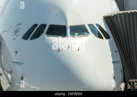 Naso di Air France/KLM Airbus A380 parcheggiato a jetway, Charles de Gaulle Airport Foto Stock