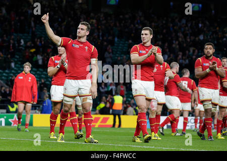 Stadio di Twickenham, Londra, Regno Unito. Xvii oct, 2015. Coppa del Mondo di Rugby Quarti di finale. Sud Africa contro il Galles. Il Galles openside flanker Sam Warburton dà il pollice fino alla folla come egli conduce i suoi giocatori round il passo per un ultima volta prima di inarcamento fuori della RWC Credito: Azione Sport Plus/Alamy Live News Foto Stock